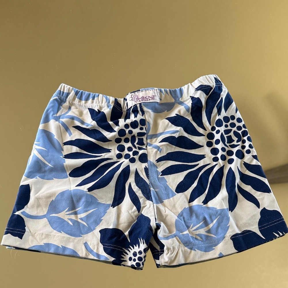 Skin Blue and White Floral Women's Bermudas